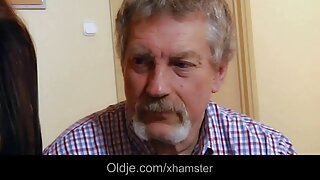 Tumšmatains mazulis smagi fucked pa tiny gultiņu