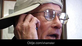 Mazs, blonds eņģelis, kas spēlējas ar sevi