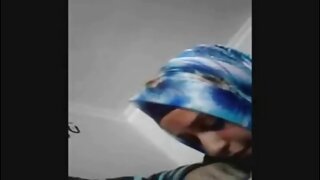 Meitene ar mīkstu incīti tiek iesists
