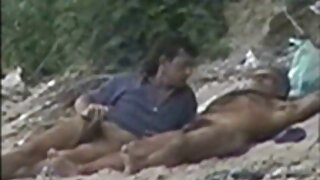 Resna meitene nojauc savu cucu ar dildo