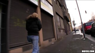 Jauna draudzene izklaidējas ar cieto gailīti
