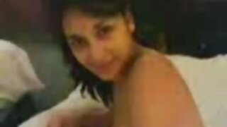 Slutty brunete gagging dziļi