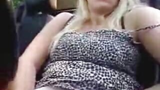 Īsmataina meitene nodarbojas ar seksu un sūc peni
