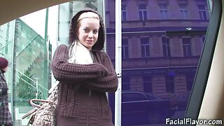 Japāņu cālis tiek rotaļliets un izdrāzts tajā pašā video