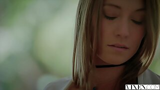 Redhead meitene ar dabīgām krūtīm sucks liels gailis
