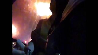 Meitene sūcas, tiek aizkustināta un izdrāzta