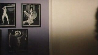 Skaista un seksīga meitene, kas veic minetu un drāž
