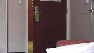 Kad viņa pabeigs modeles darbu, viņa iekāres vīrs aizved viņu uz istabu, sasodīts