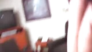 Slaida un tetovēta meitene, kas slīd uz augšu un uz leju pa gaili
