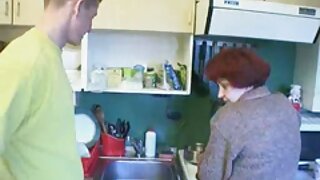 Kuce ar dabīgām krūtīm un rupju fuck