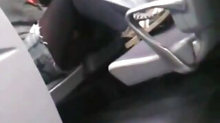 Maza meitene izklaidējas kameras priekšā