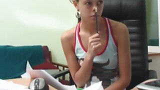 Redhead pozē mums topless