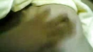 Redhead izmanto savu lielo dildo