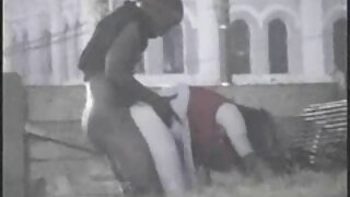 Mīļā meitene apstrādā peni