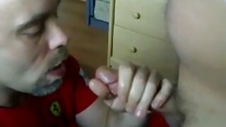 Satriecoša nerdy brunete uzsit sevi ar lielu dildo