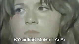 Sasodīti slaida brunete uz kameras