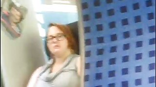 Babe ar dabīgām krūtīm dod minetu un cum uz viņas