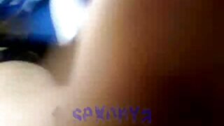 Nerdy beibe noliecās pāri letes un urbās