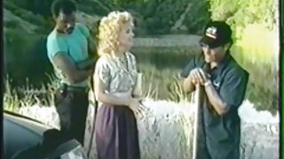 Krūtainā brunete dod minetu un noslogo ķermeni