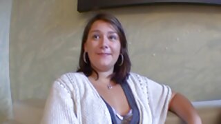 Babe ar lielu dupsi pārvietojas uz gailis