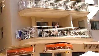 Sarkanmate ielīmē dildo iekšā