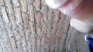 Brunete ar lielām, skaistām krūtīm lec uz gailes