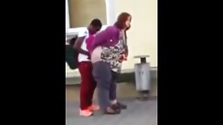 2 meitenes sūc peni