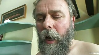 Perfekta blondīne iesūc milzīgu gailīti un bauda to