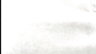 Raven haired teen pilns ar gailis un cum