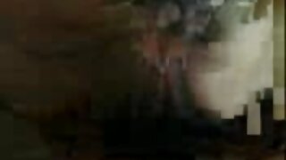 Krāšņs brunete fucks un sucks dildo
