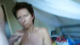 Seksīga meitene ar lielām krūtīm sūc penis