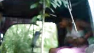 Milf brunete ar lielām krūtīm izklaidējas seksa tērzēšanā