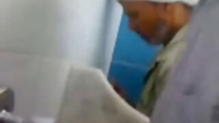 Sarkanmataina meitene, kas mīl gaiļa garšu vannā